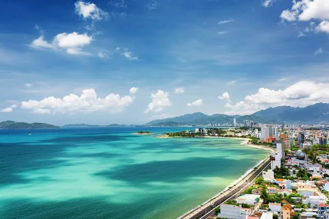 Biển xanh và đường bờ biển Nha Trang nhìn từ trên cao