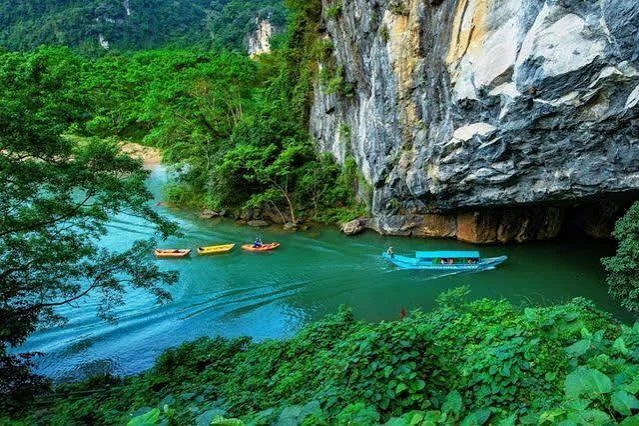Dòng nước xanh giữa cảnh quan núi đá tại Quảng Bình